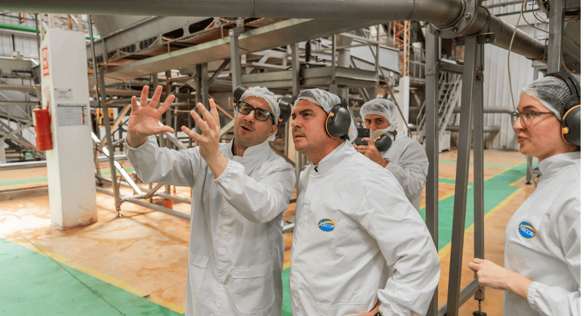 Orrego recorrió Arcor y destacó la importancia del tomate industrial en la economía provincial. Orrego recorrió Arcor y destacó la importancia del tomate industrial en la economía provincial.