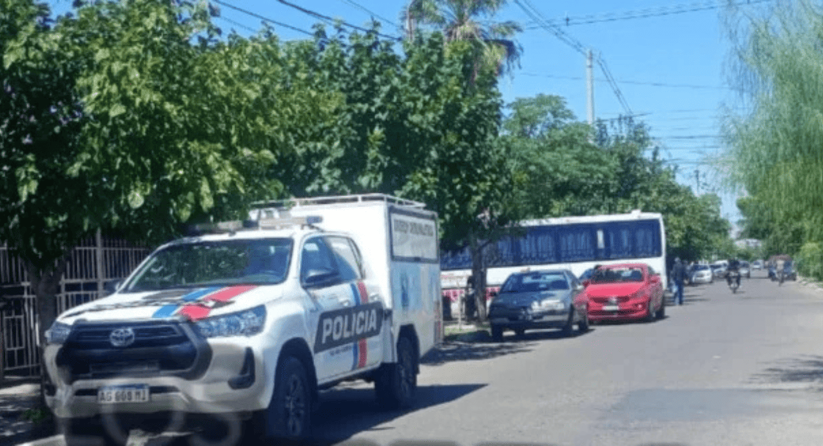 Mujer herida tras ser embestida por un colectivo en Rawson
