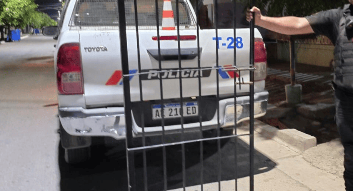 Detuvieron a un hombre por robo de una puerta reja en Detuvieron a un hombre por robo de una puerta reja en