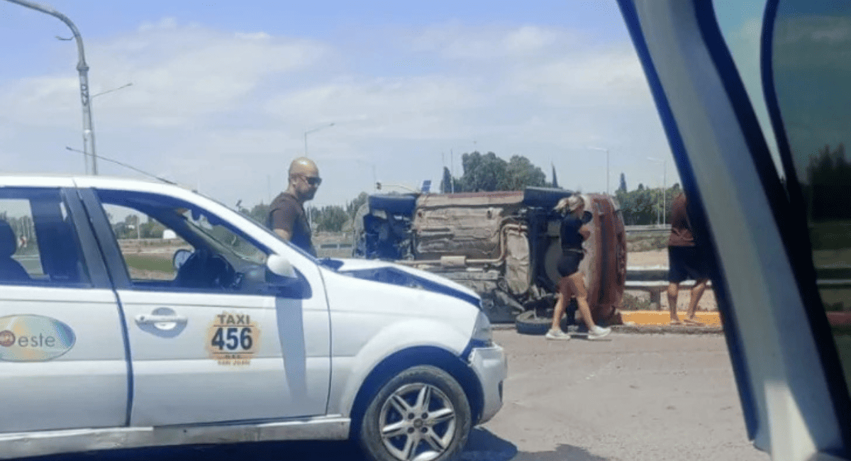 Fuerte choque en Ruta 20: un vehículo terminó volcado Fuerte choque en Ruta 20: un vehículo terminó volcado