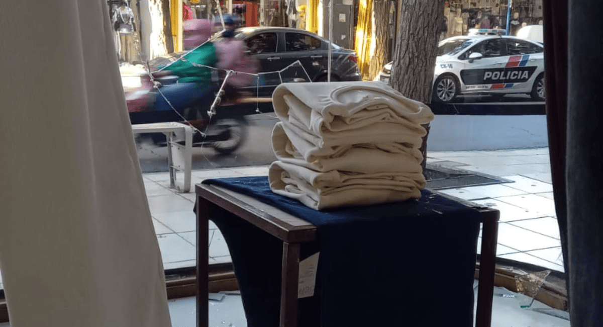 Vandalismo en el centro: rompieron una vidriera de la tienda Balbi durante la madrugada.