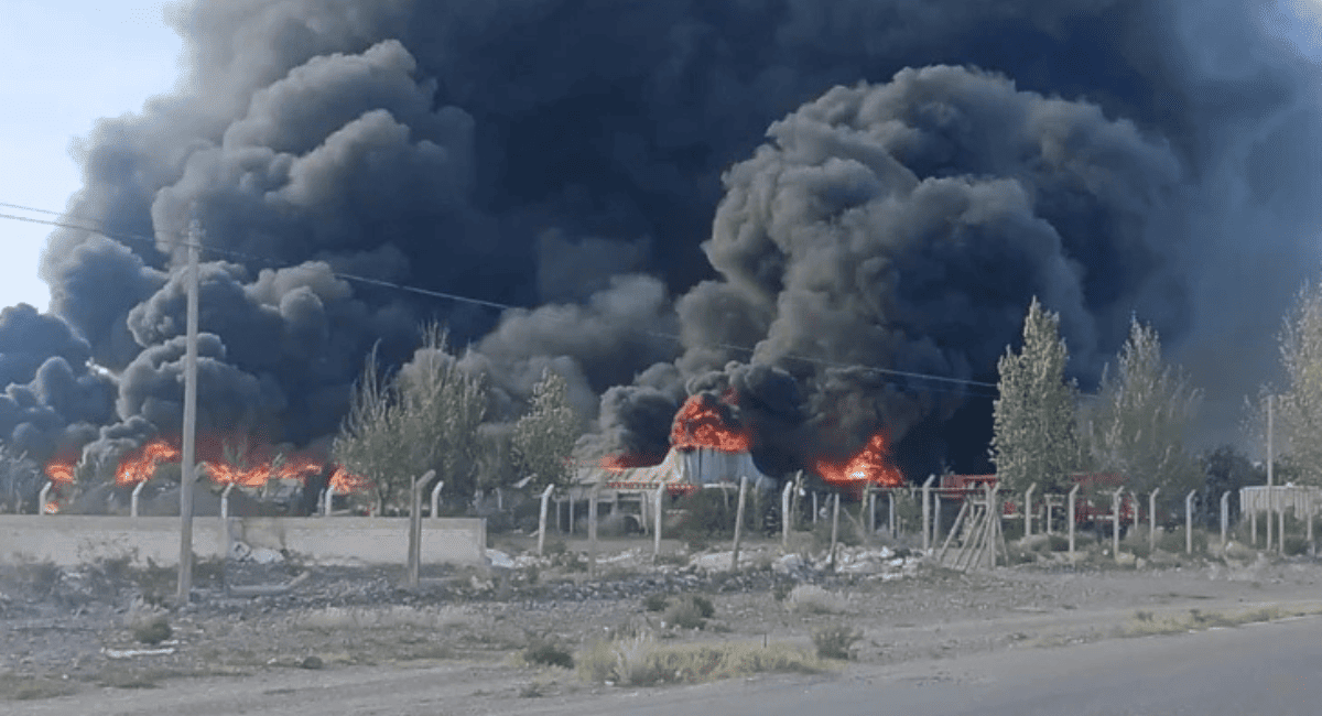 Un voraz incendio arrasó un galpón en el Parque Industrial de Chimbas Un voraz incendio arrasó un galpón en el Parque Industrial de Chimbas