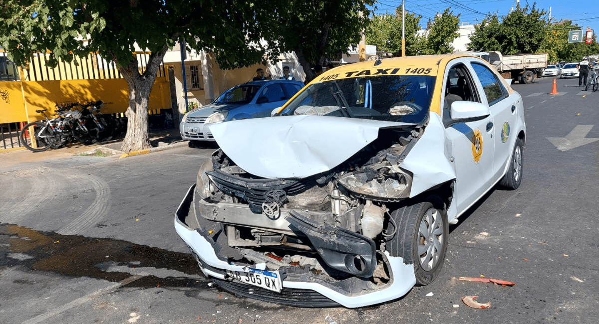Violento triple choque en Ignacio de la Roza dejó heridos 