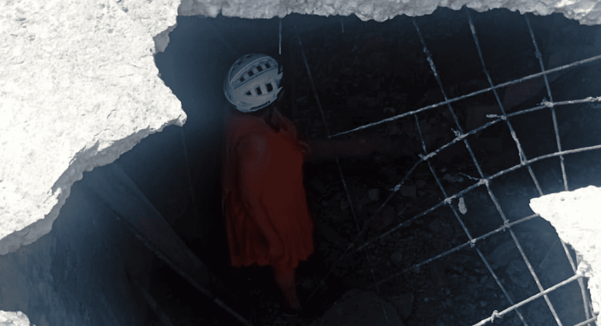 Una mujer cayó a un sótano y fue rescatada por la Policía. Una mujer cayó a un sótano y fue rescatada por la Policía.