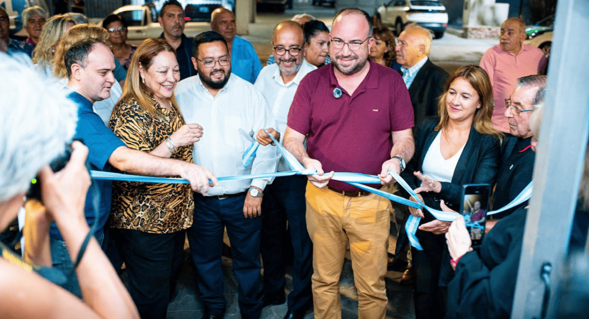 Rivadavia inauguró su segunda parada de colectivo climatizada Rivadavia inauguró su segunda parada de colectivo climatizada