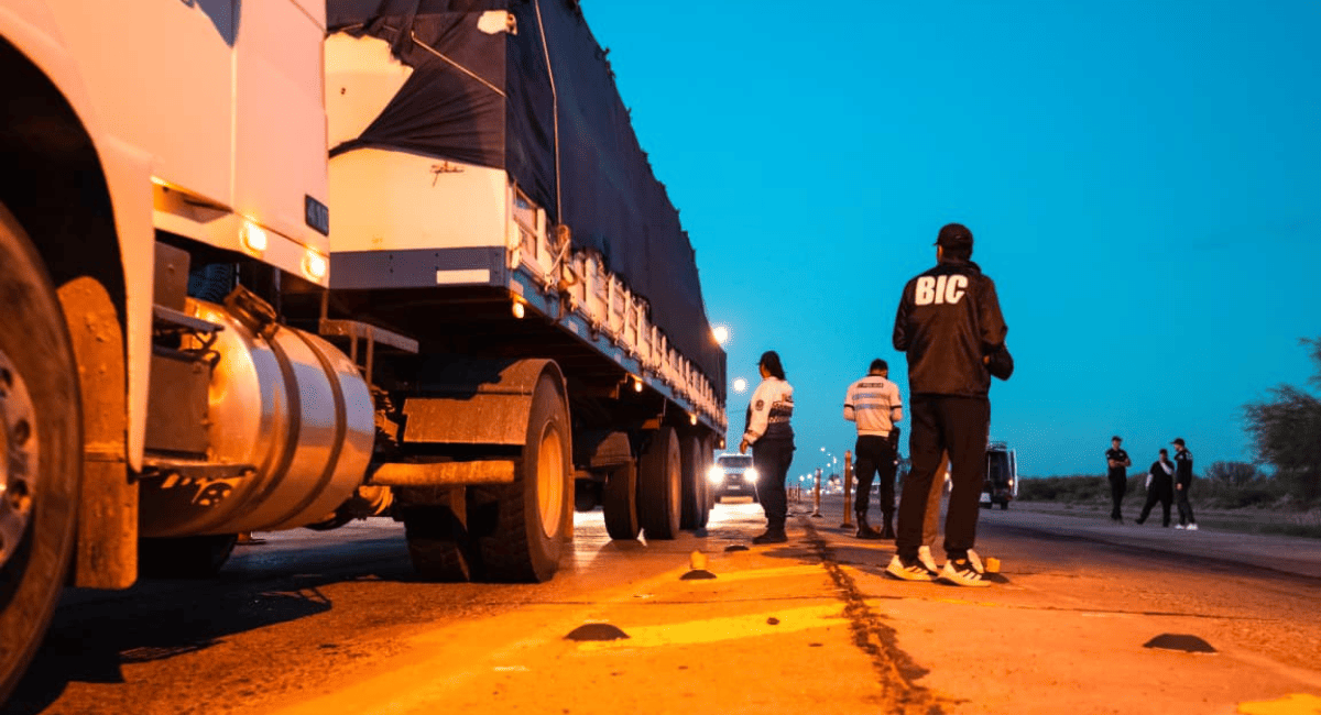 Seguridad y Migraciones desplegaron un operativo conjunto en el control interprovincial de San Carlos Seguridad y Migraciones desplegaron un operativo conjunto en el control interprovincial de San Carlos