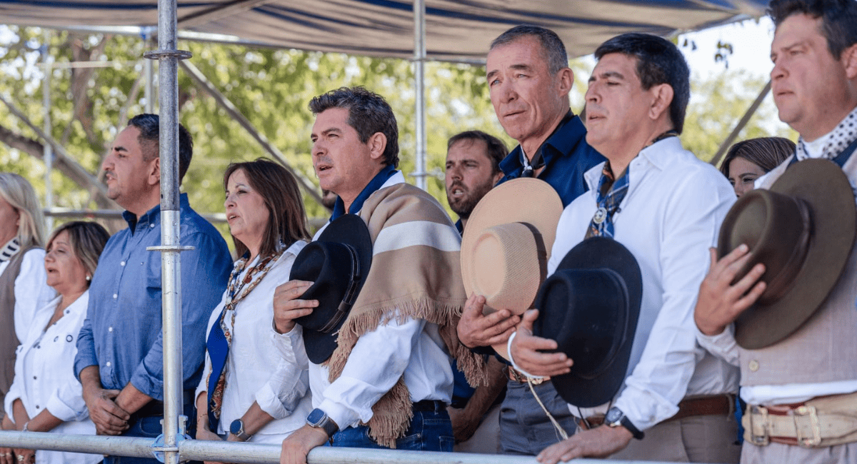 Orrego encabezó una multitudinaria Cabalgata de la Fe hacia la Difunta Correa
