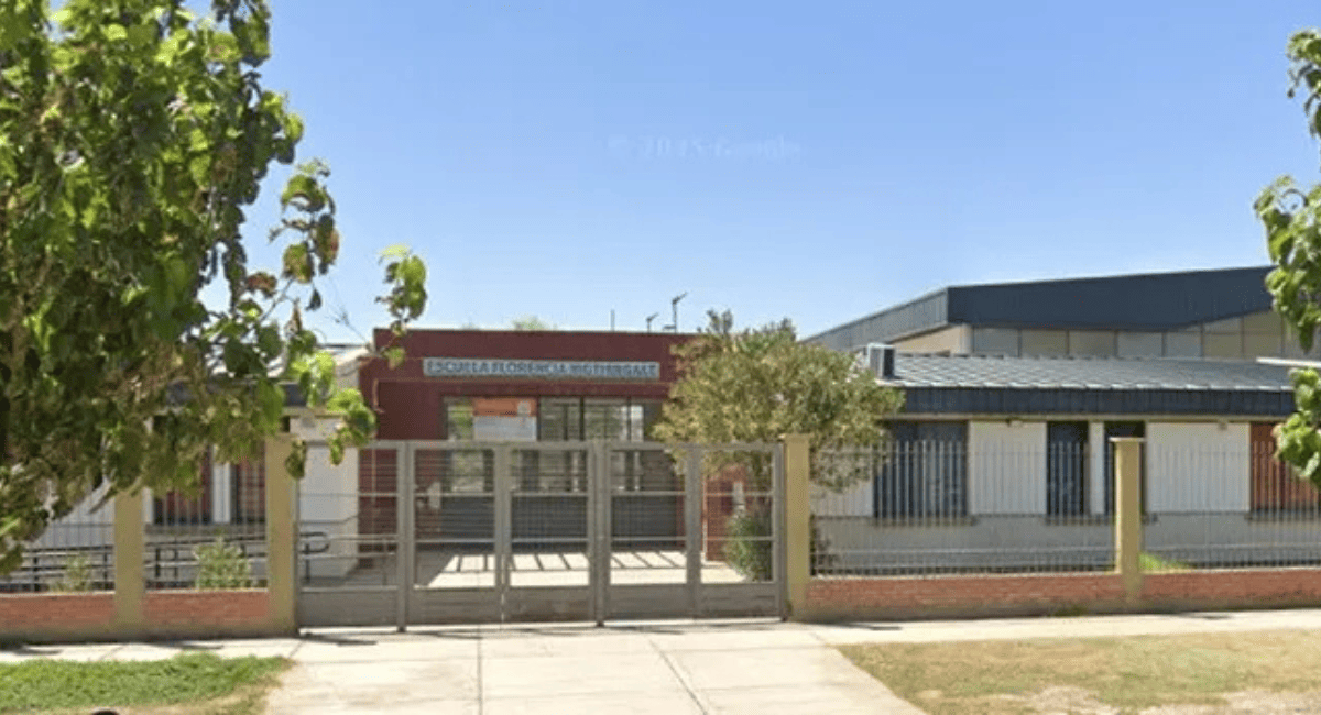 Un policía fue hallado dentro de la Escuela Nightingale con una joven de 18 años en La Chimbera.