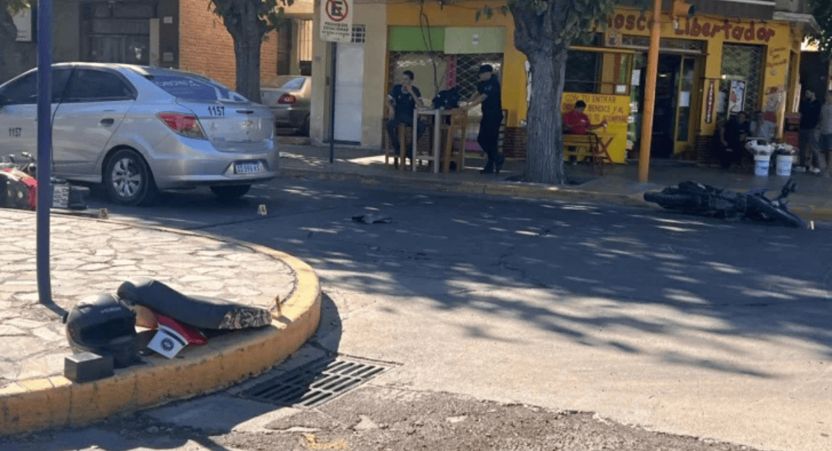 Choque múltiple en el centro: remis y motos destruidos. Choque múltiple en el centro: remis y motos destruidos.