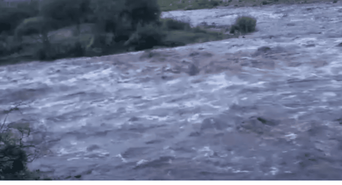 Fuerte creciente en el río Valle Fértil tras intensas lluvias en las sierras
