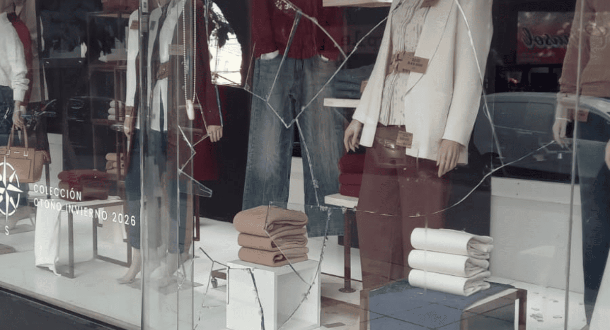 Vandalismo en el centro: rompieron una vidriera de la tienda Balbi durante la madrugada.