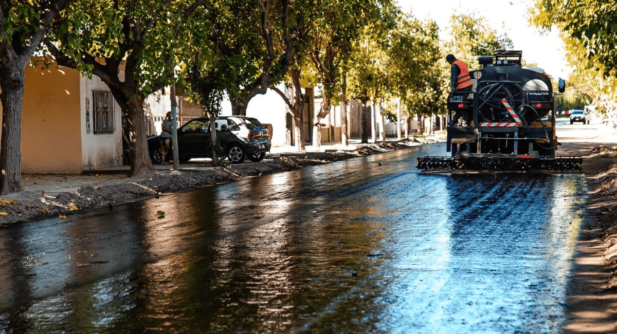 Caucete inició la imprimación asfáltica en calle Rivadavia.