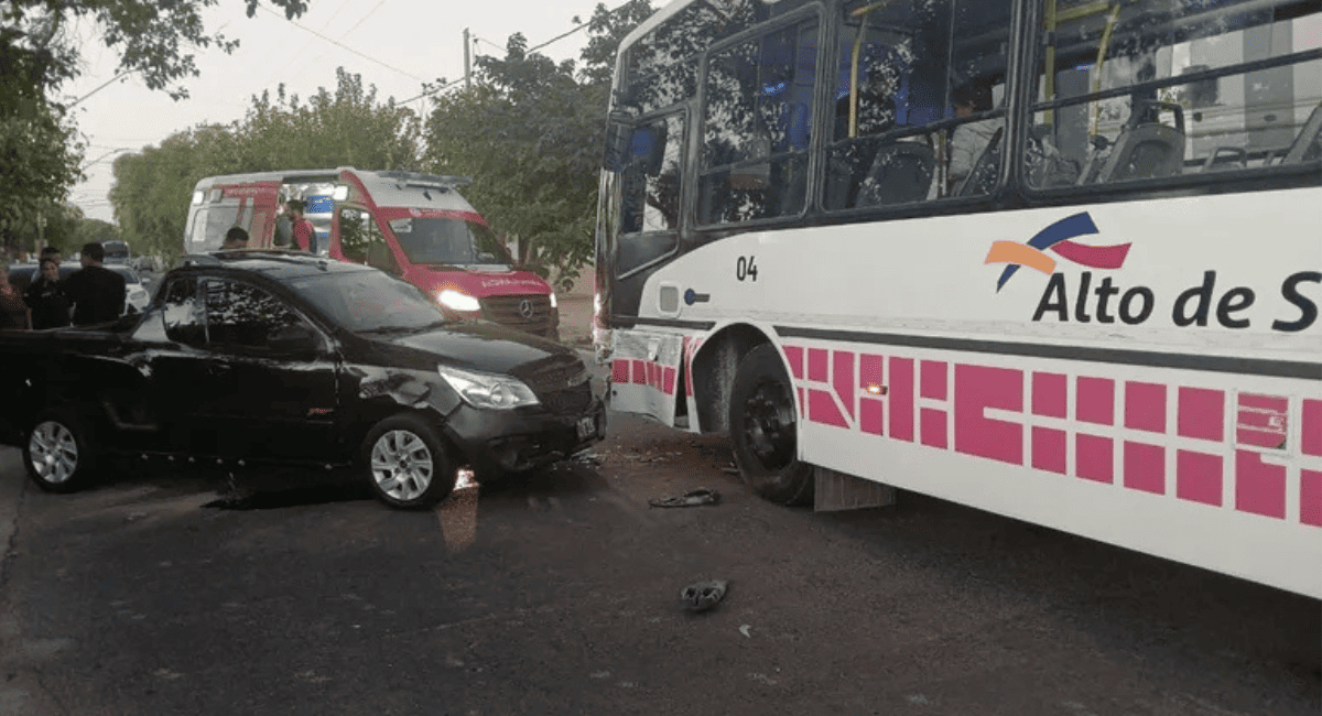 Violento choque frontal en Santa Lucía: una camioneta impactó contra un colectivo