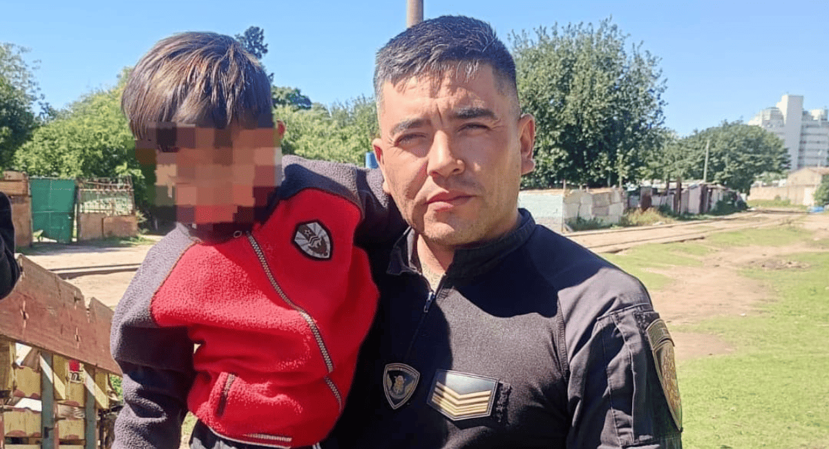 Video:Un policía rescató a un niño segundos antes de ser arrollado por un tren en Córdoba