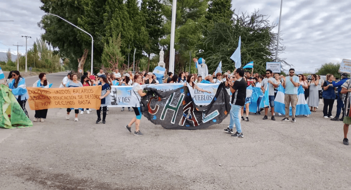 Docentes realizan cortes parciales y manifestaciones en Iglesia y Jáchal