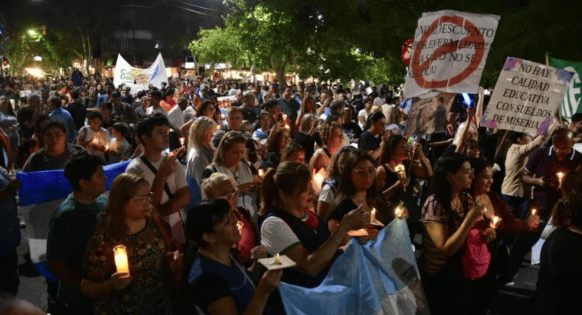 Docentes marcharon con antorchas reclamando salarios dignos en San Juan. Docentes marcharon con antorchas reclamando salarios dignos en San Juan.