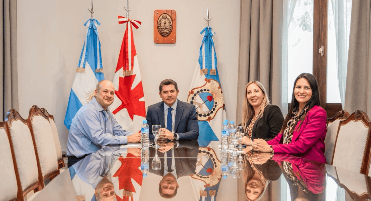 Orrego recibió al embajador de Canadá para avanzar en cooperación minera y productiva.