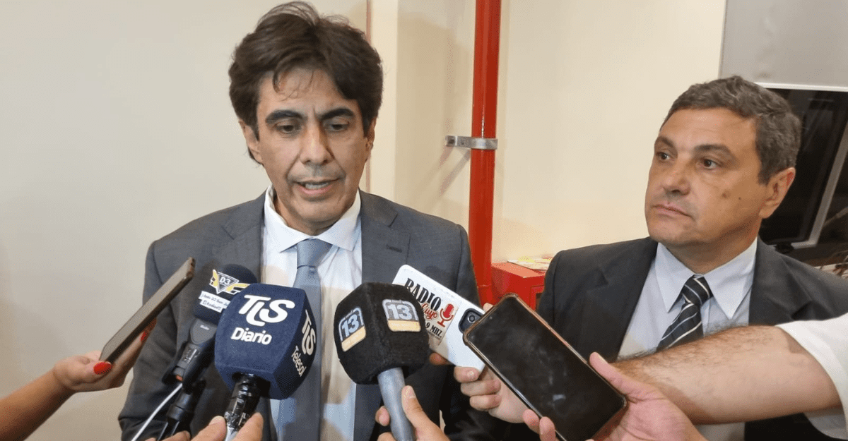 Gutiérrez cuestionó a los gremios por rechazar una propuesta con aumentos superiores a $150.000. Gutiérrez cuestionó a los gremios por rechazar una propuesta con aumentos superiores a $150.000.
