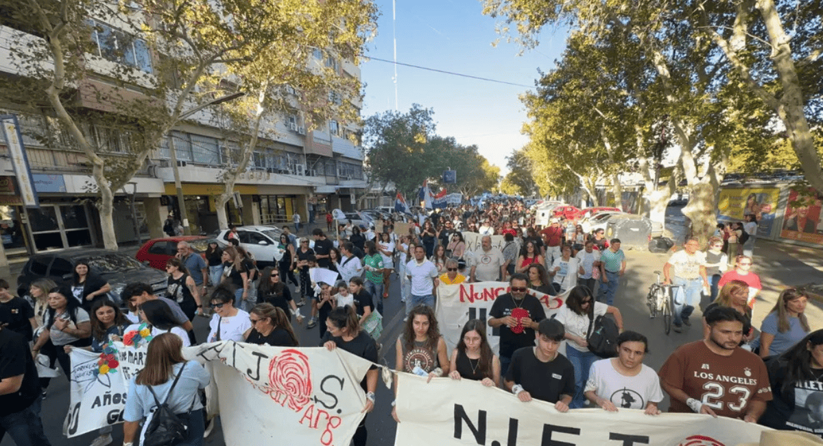 Más de 7 mil sanjuaninos marcharon en el Día de la Memoria. Más de 7 mil sanjuaninos marcharon en el Día de la Memoria.