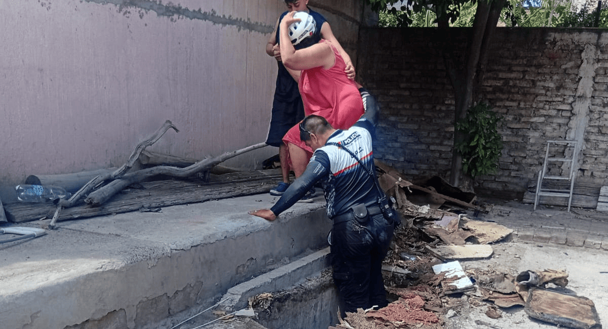 Una mujer cayó a un sótano y fue rescatada por la Policía. Una mujer cayó a un sótano y fue rescatada por la Policía.