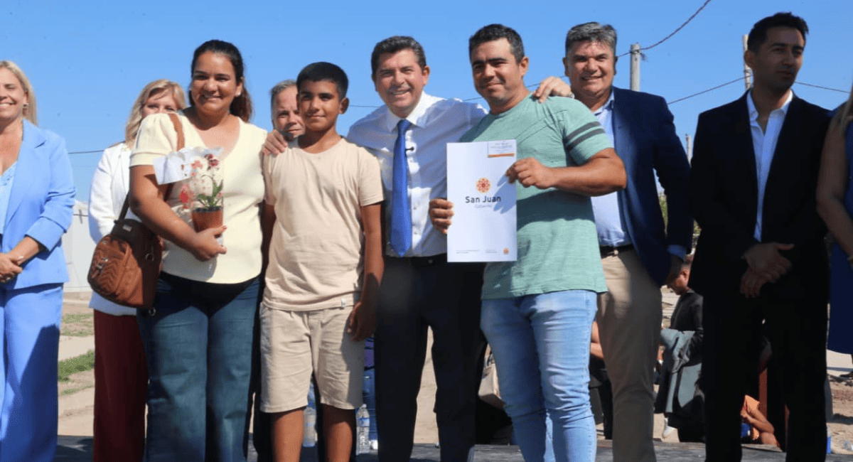 Orrego entregó viviendas en Sarmiento y anunció la pavimentación Orrego entregó viviendas en Sarmiento y anunció la pavimentación