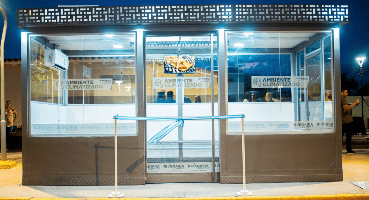 Rivadavia inauguró su segunda parada de colectivo climatizada Rivadavia inauguró su segunda parada de colectivo climatizada