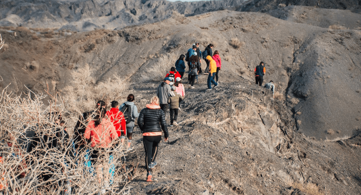 Rawson organiza trekking y yoga gratuito en el Cerro Barboza.