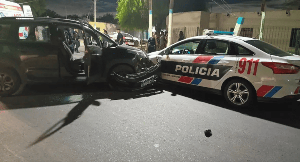 Rawson: mujer arrancó un portón y chocó dos patrulleros antes de ser detenida. Rawson: mujer arrancó un portón y chocó dos patrulleros antes de ser detenida.