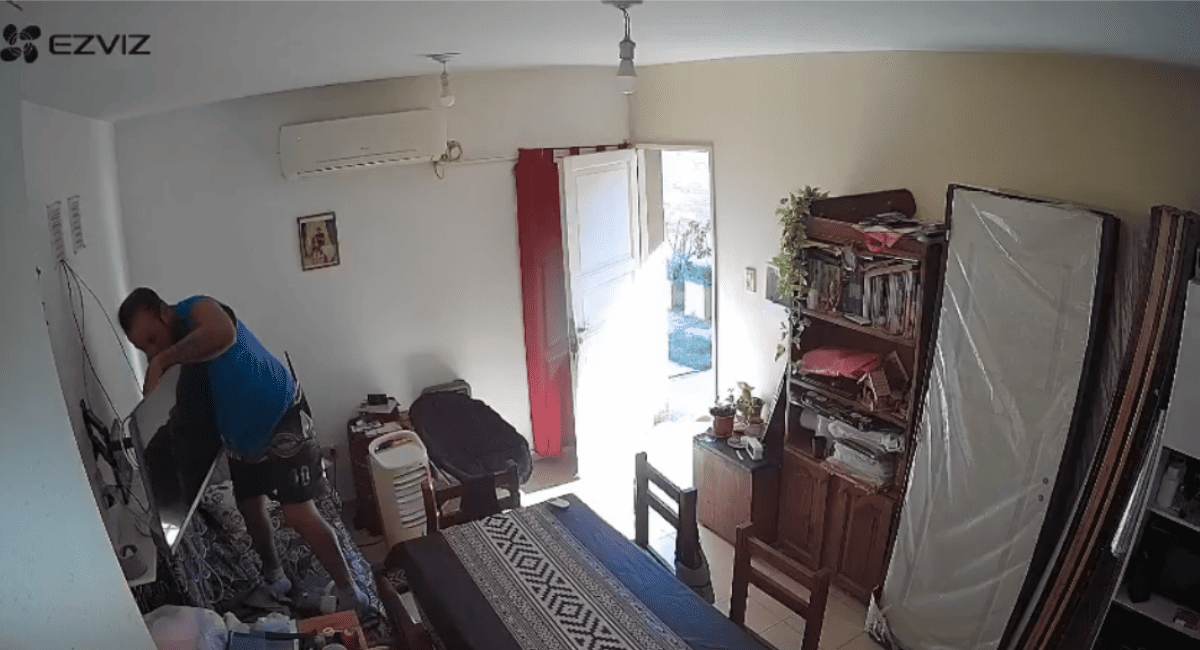 Video muestra cómo un delincuente ingresó a una vivienda en Rawson.
