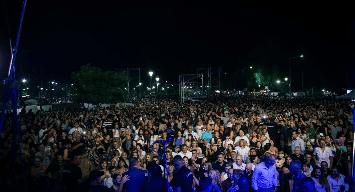 Rivadavia explotó de público: la Fiesta en Colores reunió a 55 mil asistentes.