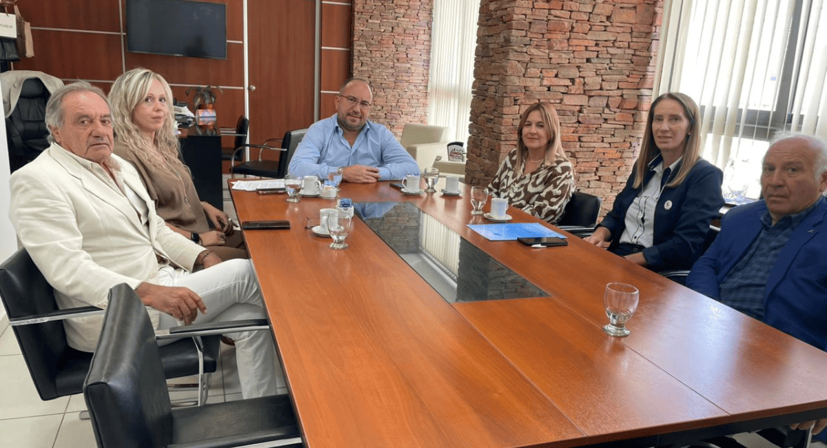 Miodowsky refuerza la salud del personal municipal con un nuevo convenio sanitario.