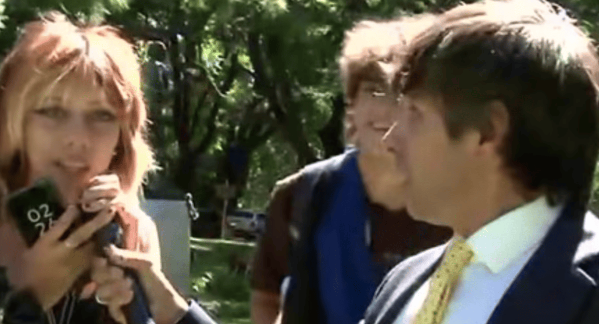 Video Insólito: una joven mordió y robó el antipop del micrófono de Robertito Funes Ugarte