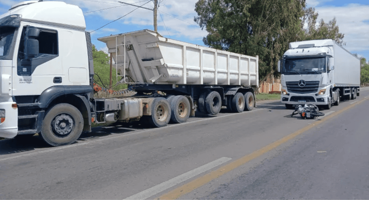 Motociclista grave tras chocar contra un camión en Ruta 20.