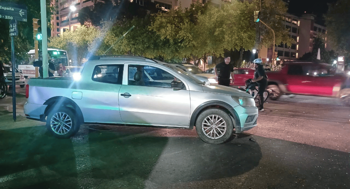 Choque entre dos camionetas en pleno centro Choque entre dos camionetas en pleno centro