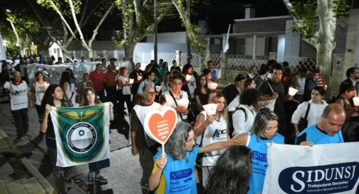 “La Universidad no se apaga”: masiva convocatoria en la UNSJ con abrazo simbólico y marcha de antorchas