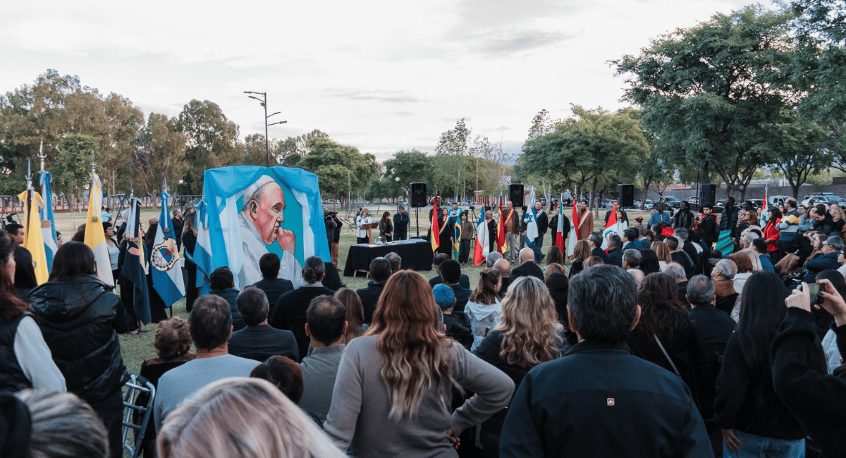 Rawson inauguró un monumento y renombró su Parque Departamental en homenaje eterno al Papa Francisco. Rawson inauguró un monumento y renombró su Parque Departamental en homenaje eterno al Papa Francisco.