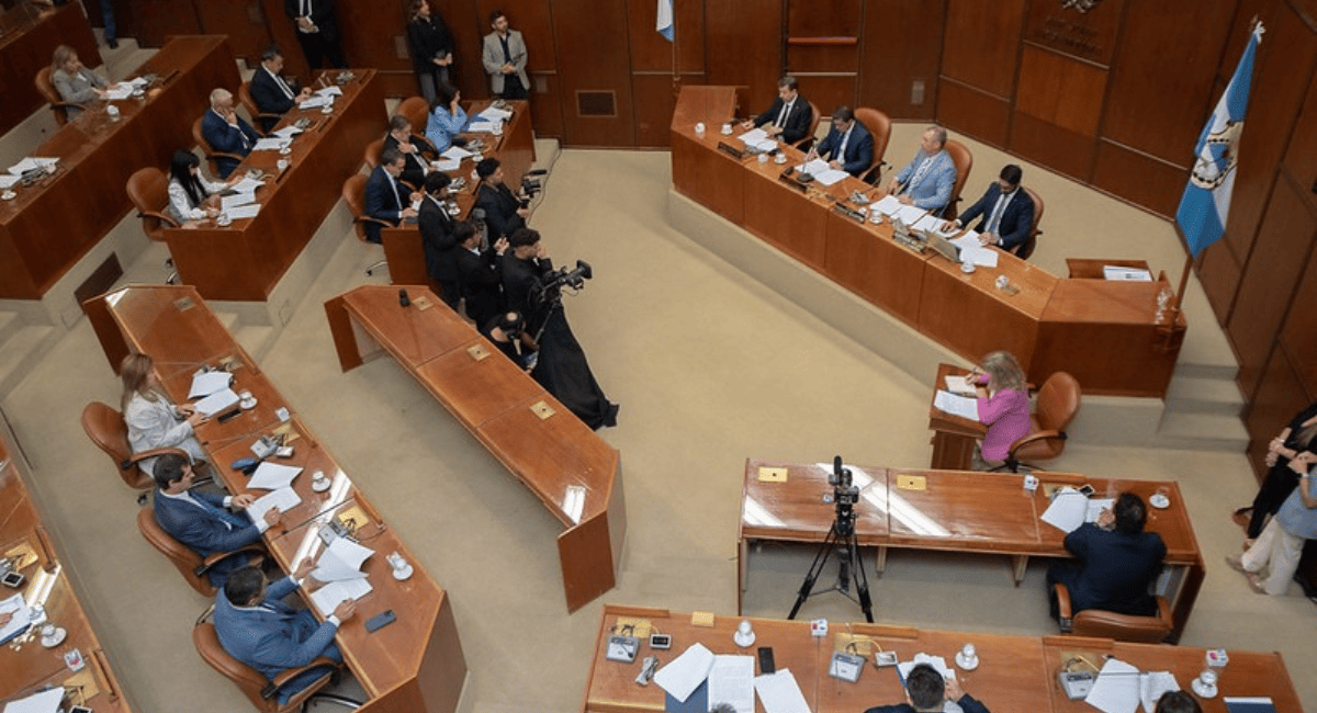 Orrego lanzó un amplio paquete de medidas para educación, minería, salud y seguridad en la apertura legislativa. Orrego lanzó un amplio paquete de medidas para educación, minería, salud y seguridad en la apertura legislativa.