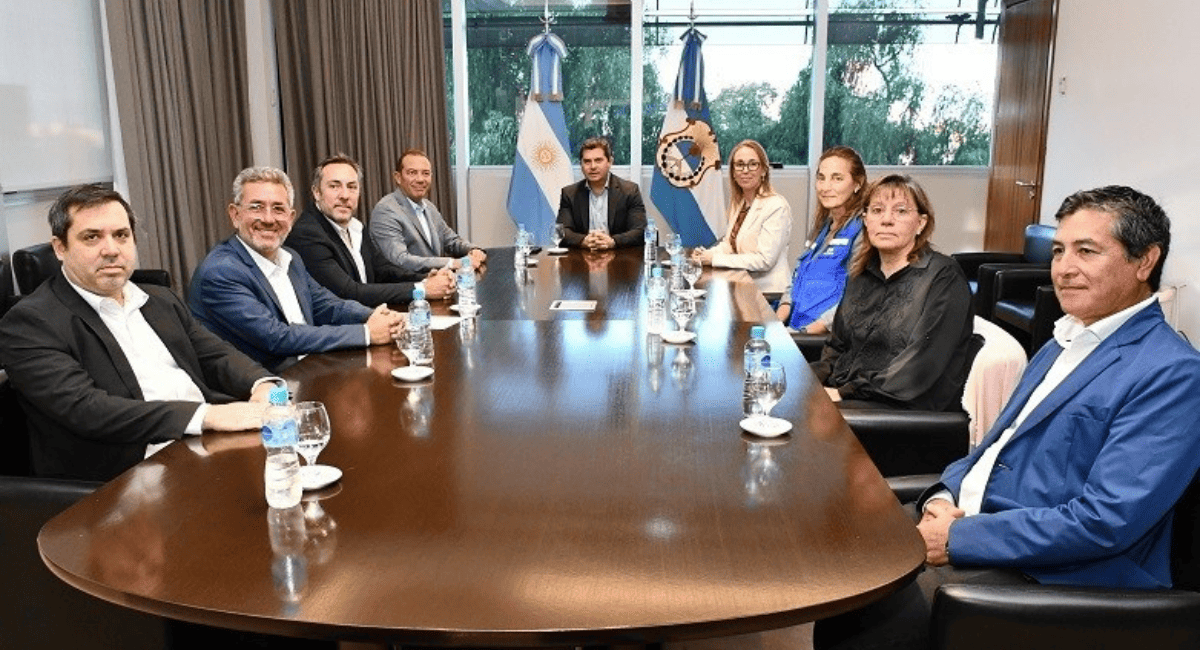 San Juan firmó un acuerdo con OPS para modernizar el sistema de salud.