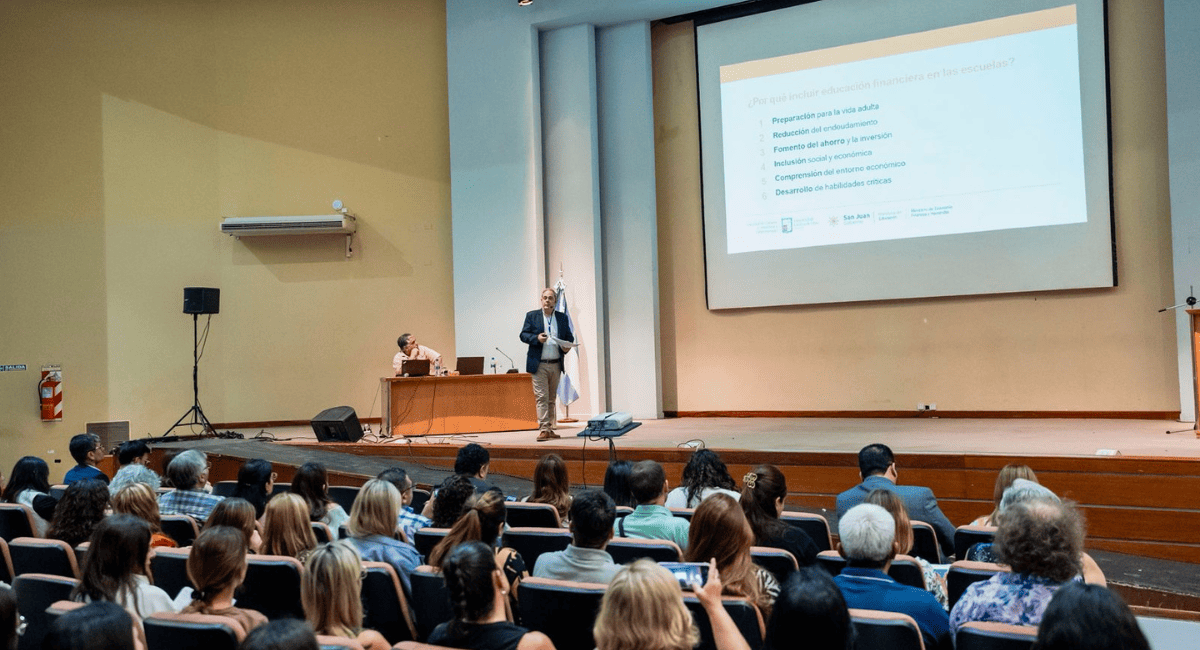 Educación lanza la segunda etapa del programa “Cuentas Claras” para 500 docentes. Educación lanza la segunda etapa del programa “Cuentas Claras” para 500 docentes.
