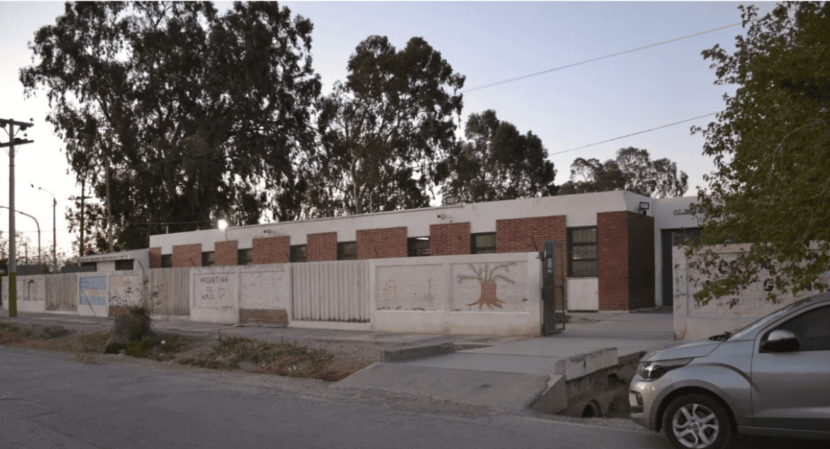 Tensión en la Escuela Jorge Washington por un alumno que ingresó con un rifle de aire comprimido