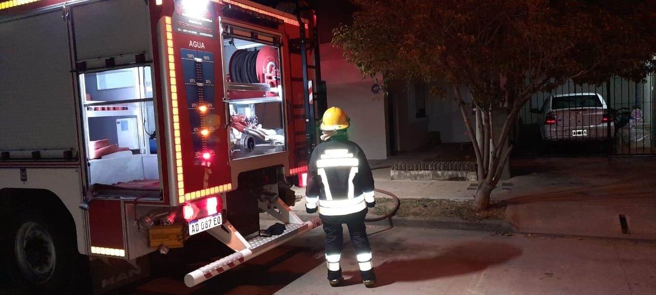 Fuego en subsuelo de edificio céntrico: actuaron Bomberos y Policía Fuego en subsuelo de edificio céntrico: actuaron Bomberos y Policía