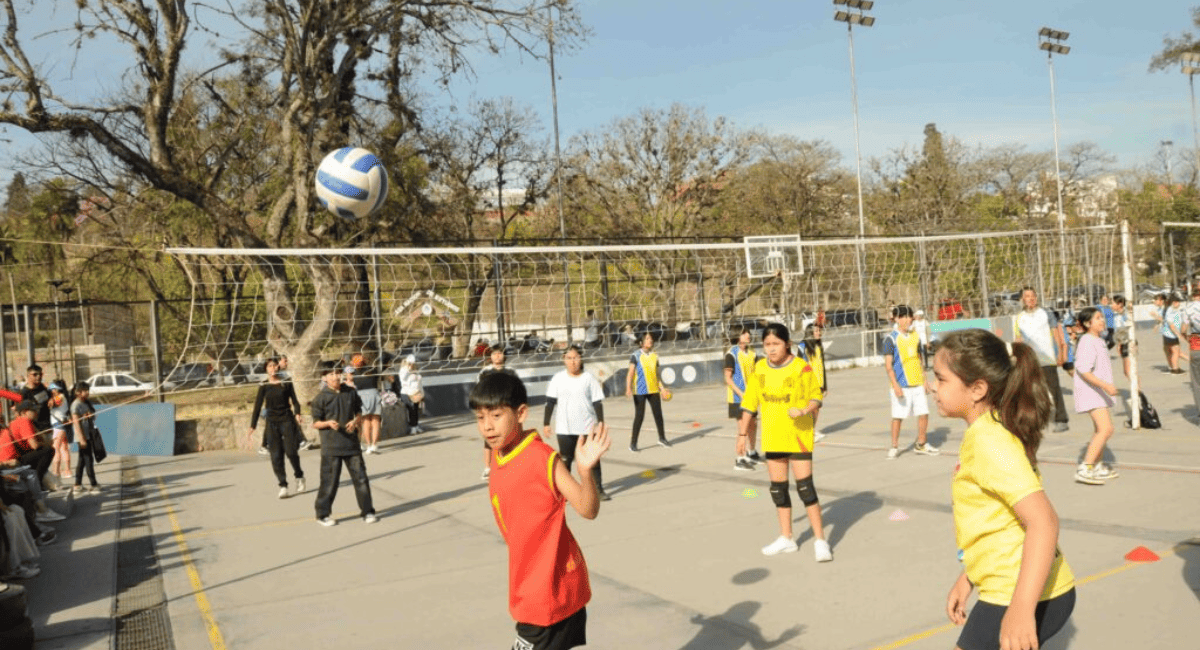 Santa Lucía lanzó actividades deportivas gratuitas en los barrios.