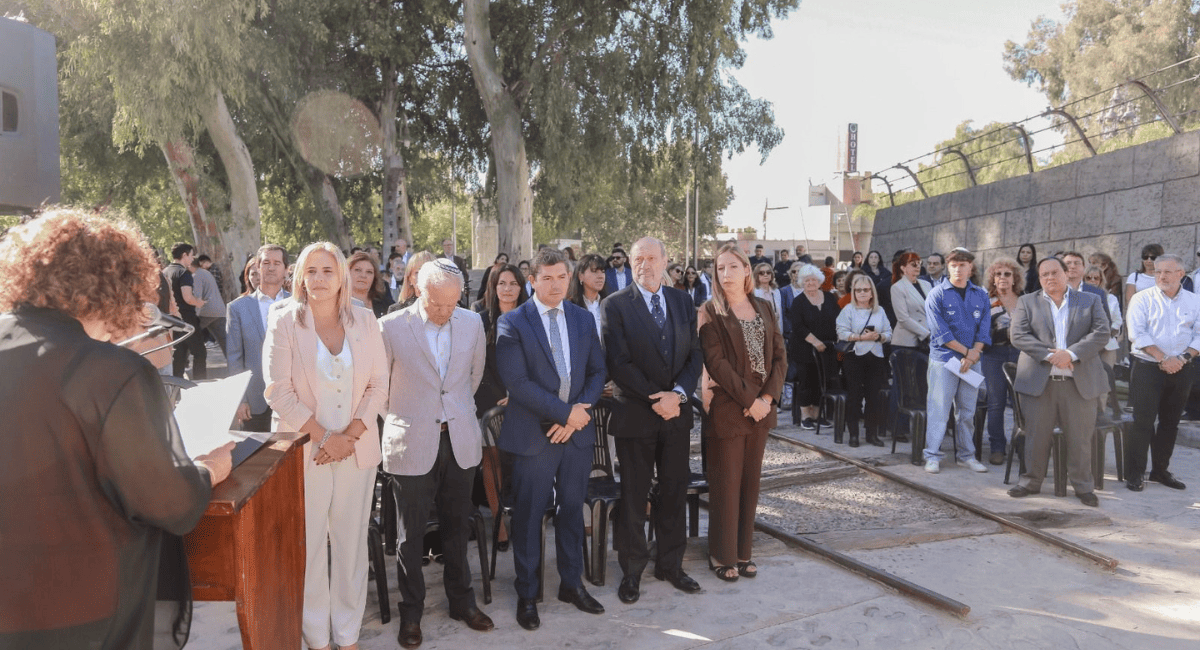 San Juan conmemoró el Holocausto en un acto oficial; Orrego destacó la convivencia y el respeto entre credos. San Juan conmemoró el Holocausto en un acto oficial; Orrego destacó la convivencia y el respeto entre credos.