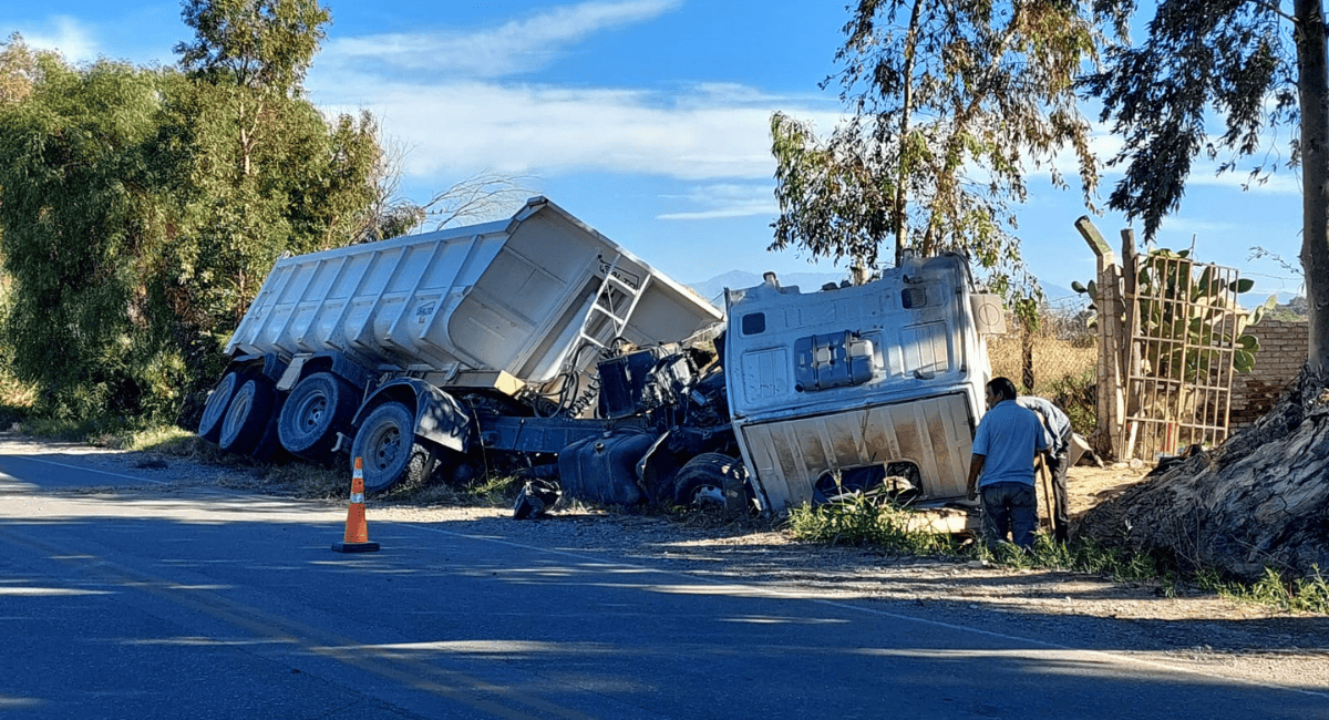 Pocito: investigan las causas del vuelco de un camión cargado con áridos Pocito: investigan las causas del vuelco de un camión cargado con áridos