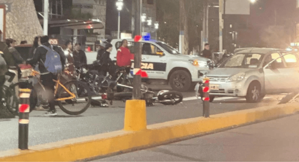 Rawson: moto con dos ocupantes chocó contra un auto y dejó heridos