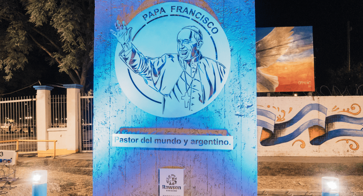 Rawson inauguró un monumento y renombró su Parque Departamental en homenaje eterno al Papa Francisco. Rawson inauguró un monumento y renombró su Parque Departamental en homenaje eterno al Papa Francisco.