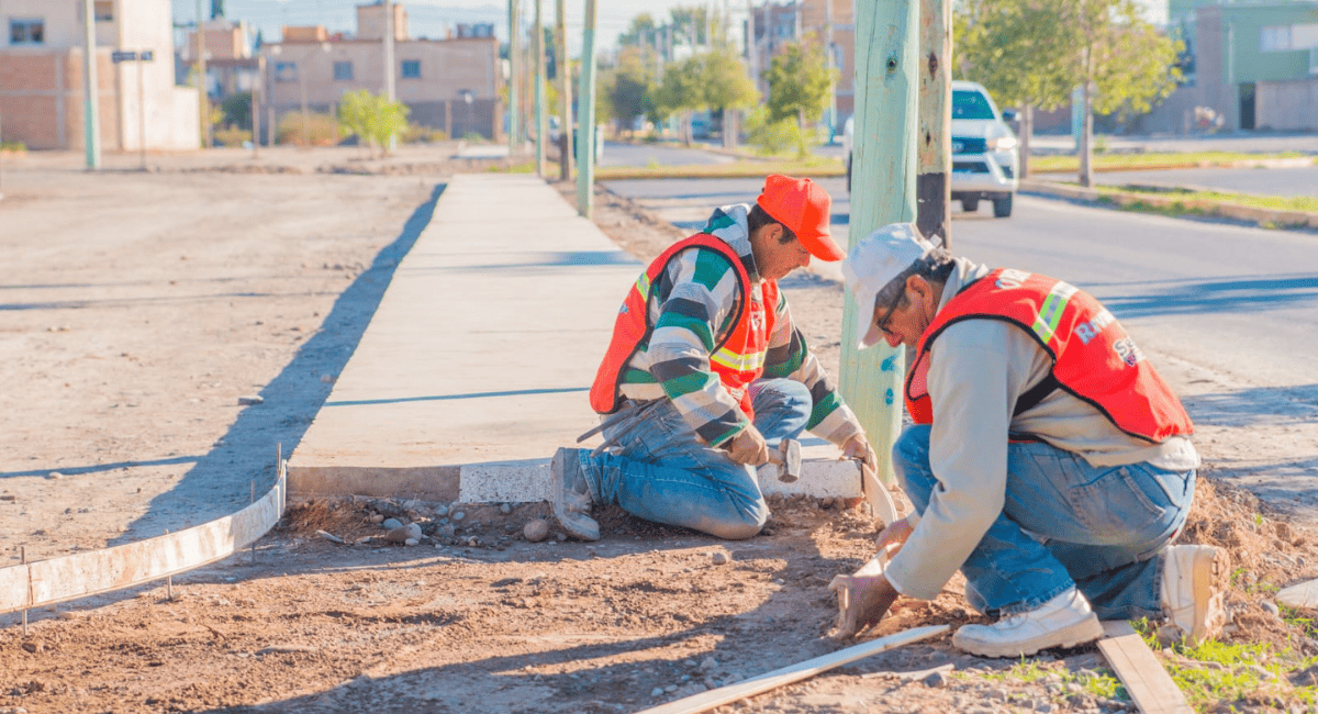Rivadavia continúa su plan de mejoras urbanas con la construcción de veredas en Del Bono Green