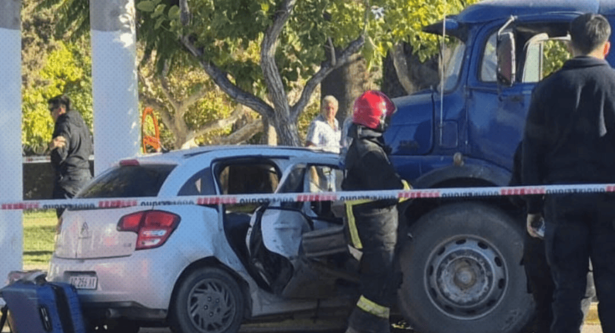 Rivadavia: una mujer murió en un violento choque entre un auto y un camión Rivadavia: una mujer murió en un violento choque entre un auto y un camión