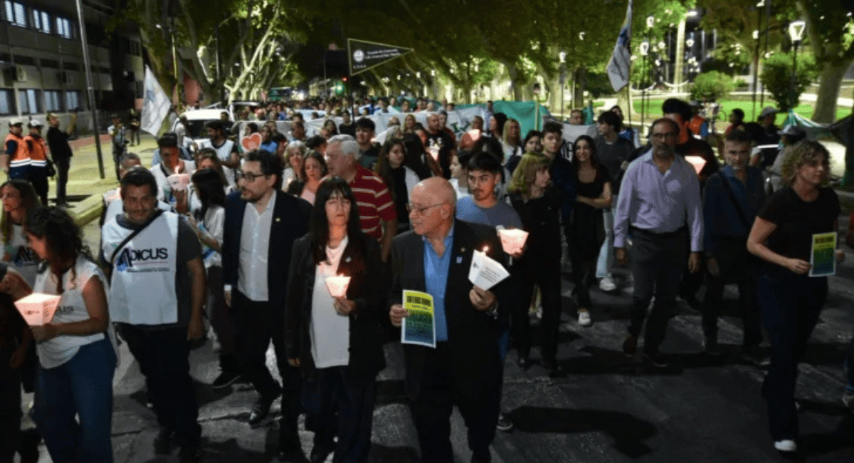 “La Universidad no se apaga”: masiva convocatoria en la UNSJ con abrazo simbólico y marcha de antorchas