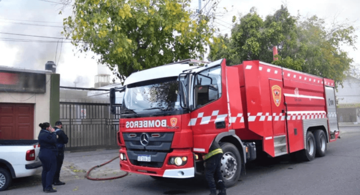 Una vivienda quedó seriamente dañada tras un voraz incendio en Capital Una vivienda quedó seriamente dañada tras un voraz incendio en Capital